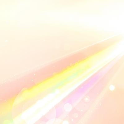 夢幻的な虹の光が差し込む空間の写真