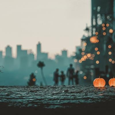 暗がりに浮かぶハロウィンのかぼちゃランタンの素材
