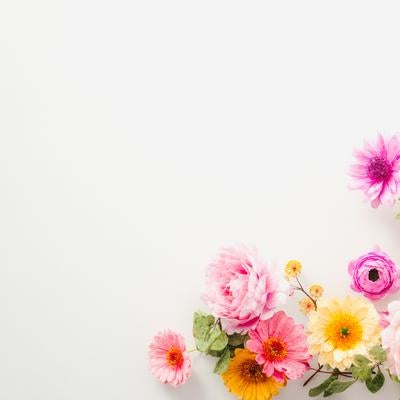 色とりどりの春の花が咲き誇る華やかな花飾りの素材