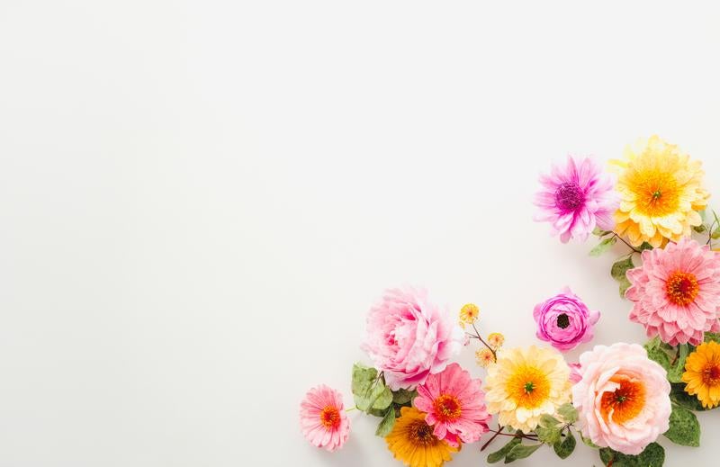 色とりどりの春の花が咲き誇る華やかな花飾りの写真