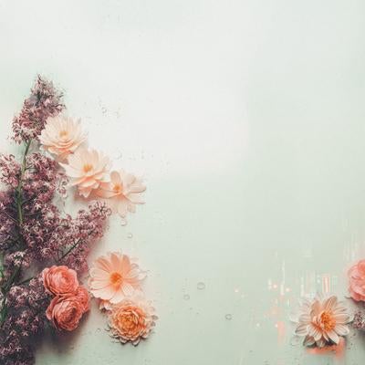 ノスタルジックな色合いに包まれた花飾りの写真