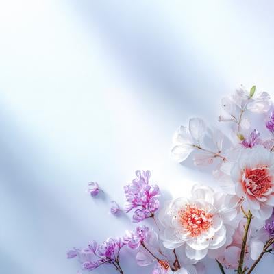 淡い空色背景に白い牡丹風の花と紫のライラック風のフラワーアレンジメントの写真