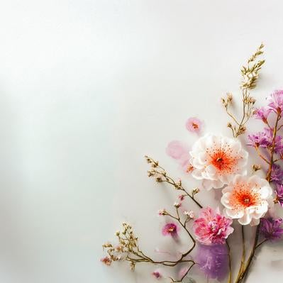 淡い紫の花びらや水彩風の模様がアクセントとなる花飾りの写真