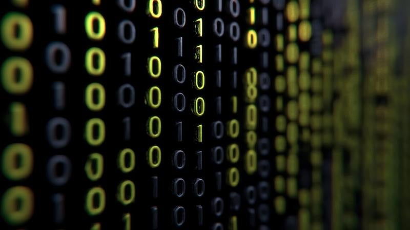 黒背景に浮かぶ0と1のビット列の写真