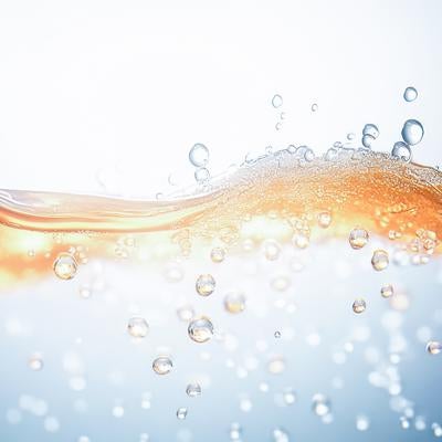 光を受けて輝く透明な気泡と波打つ液体の素材