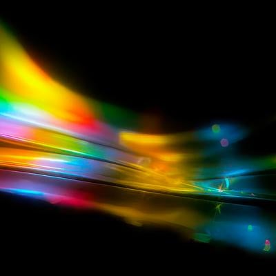虹色の光が流れる幻想的な抽象アートの写真