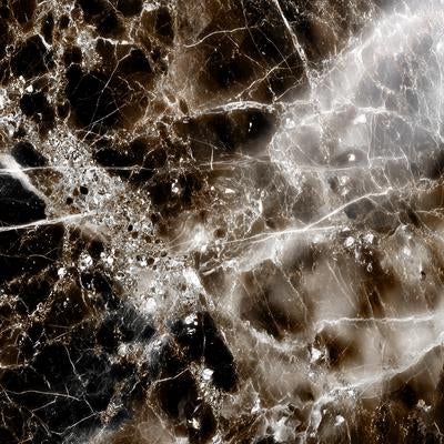 結晶のような模様が幻想的に浮かび上がる天然石の表面の素材