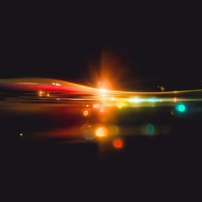 暗闇の中のエネルギーの光の写真