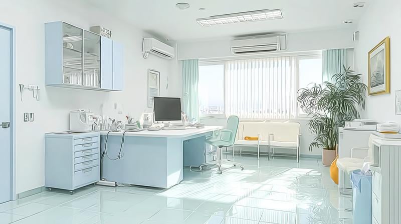白と水色を基調とした明るく清潔感のある診察室の写真