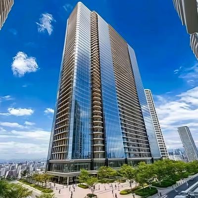 都市を見下ろす超高層タワーの圧倒的存在感の写真