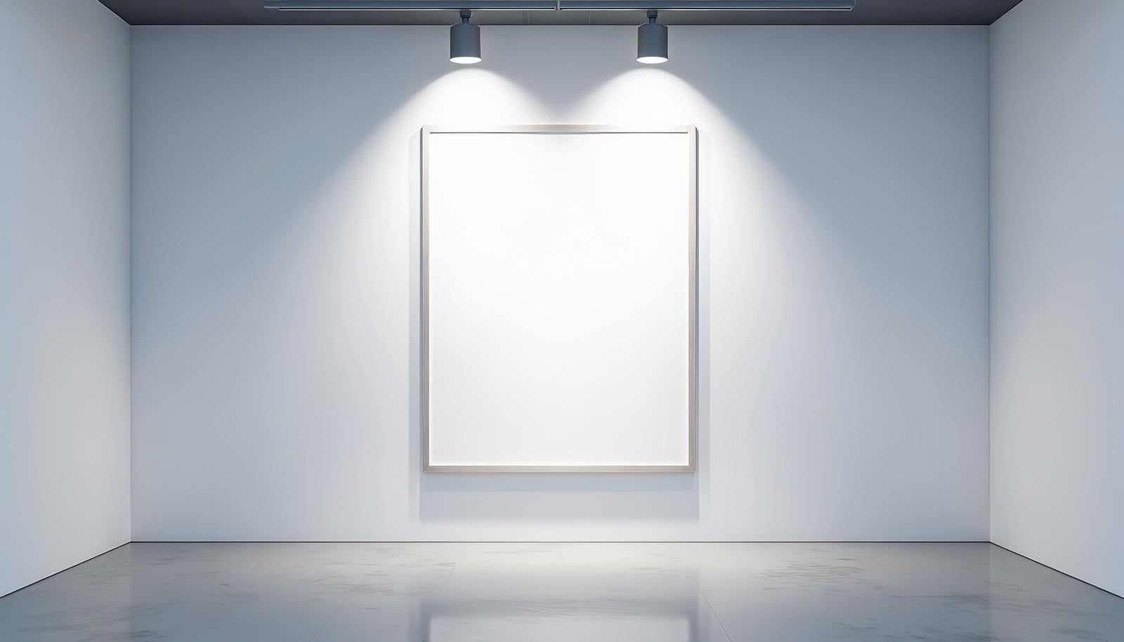 白い壁に掛けられた大きな額縁をスポットライトが照らすギャラリー風の空間