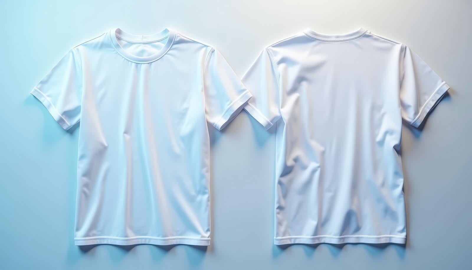 水色の背景に並ぶ白い半袖Tシャツの前面と背面