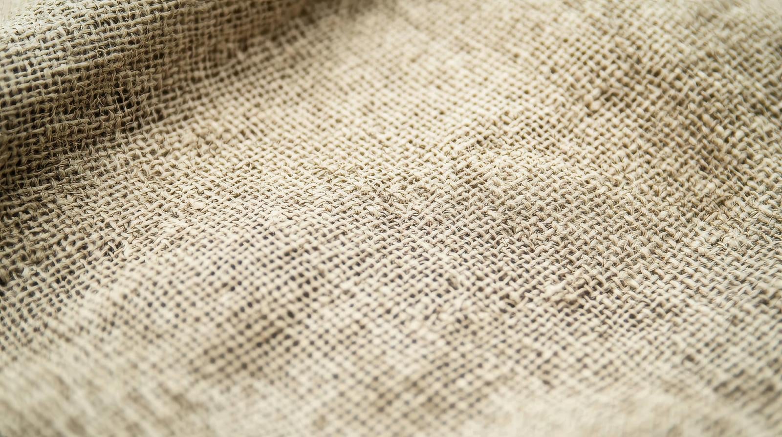 「手作り感のある粗織りリネンファブリックの質感」の写真