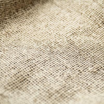 手作り感のある粗織りリネンファブリックの質感の写真