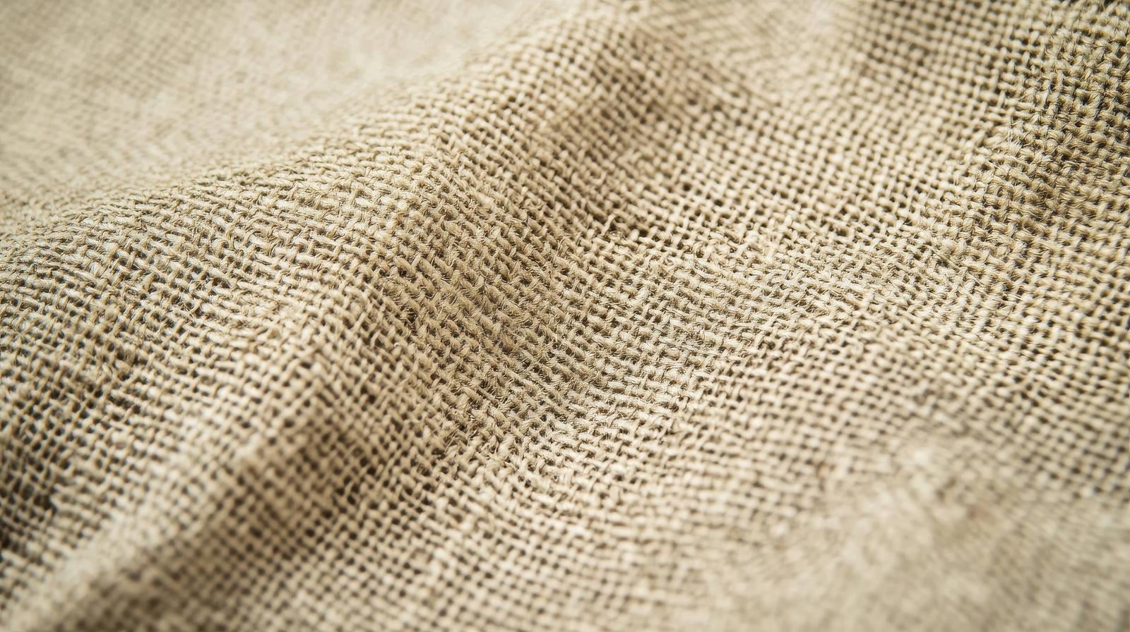 「自然な風合いが美しい麻布の織り目とテクスチャの詳細」の写真