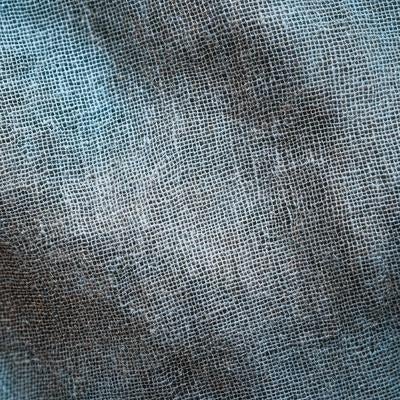 グレー系リネン生地の自然なシワとドレープの写真