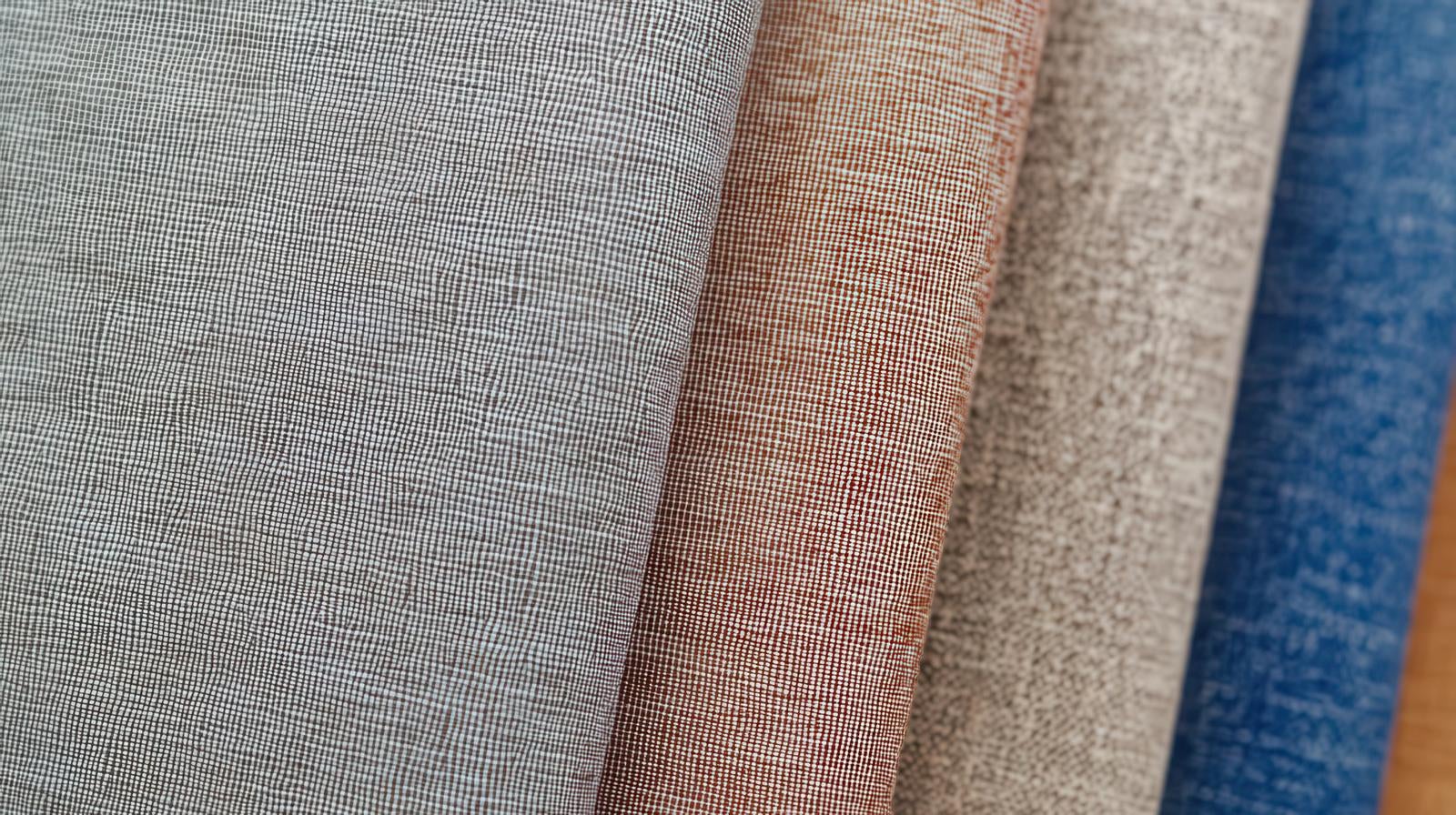 「グレーからブルーまでの布地見本」の写真