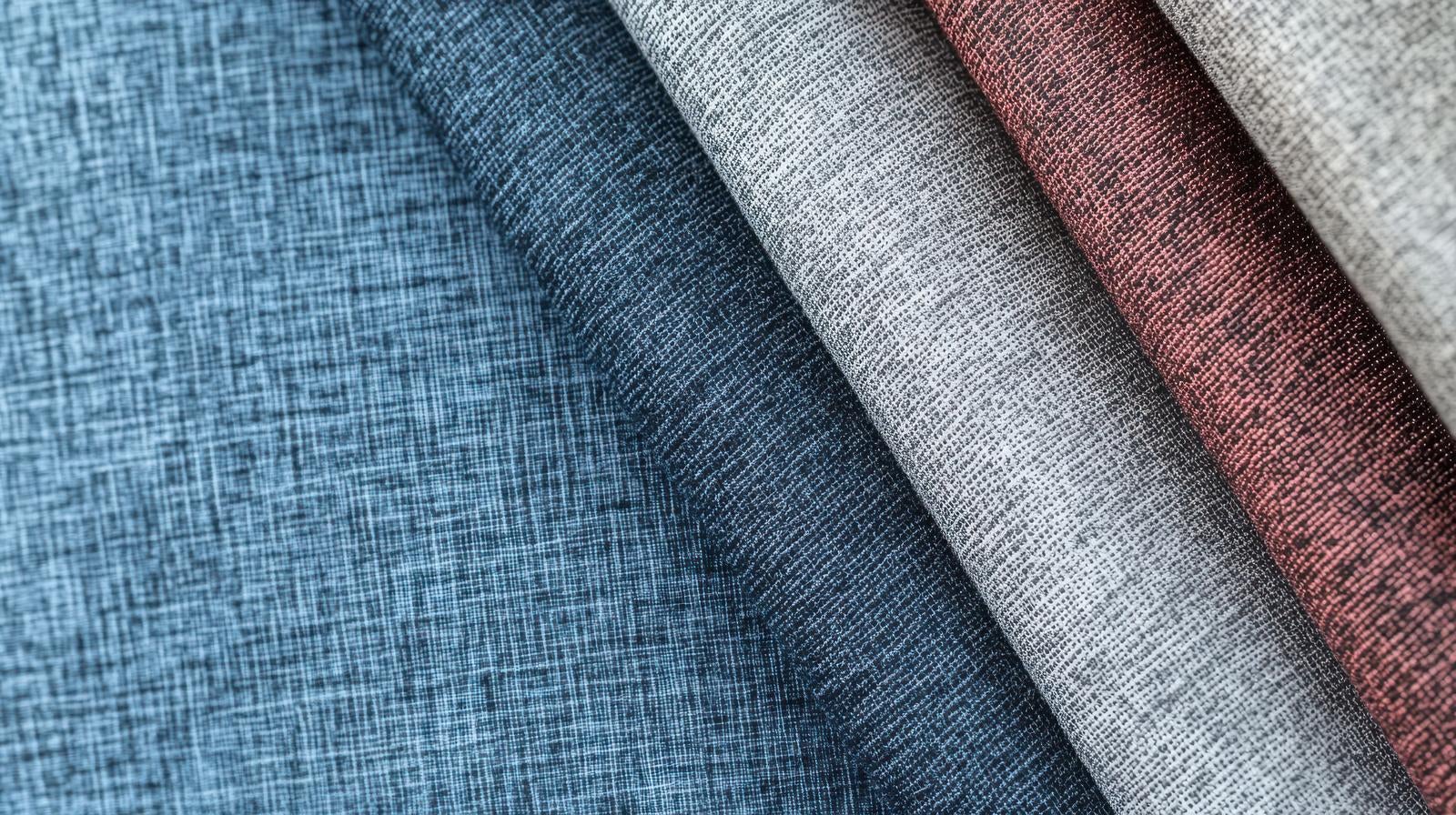 「異なる色合いの布地コレクション」の写真