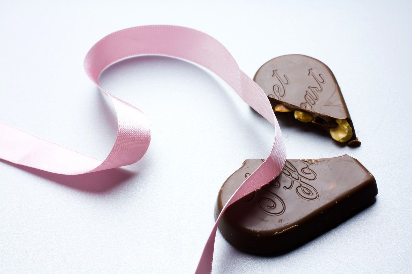 「ピンクのリボンと割れたチョコレート」の写真