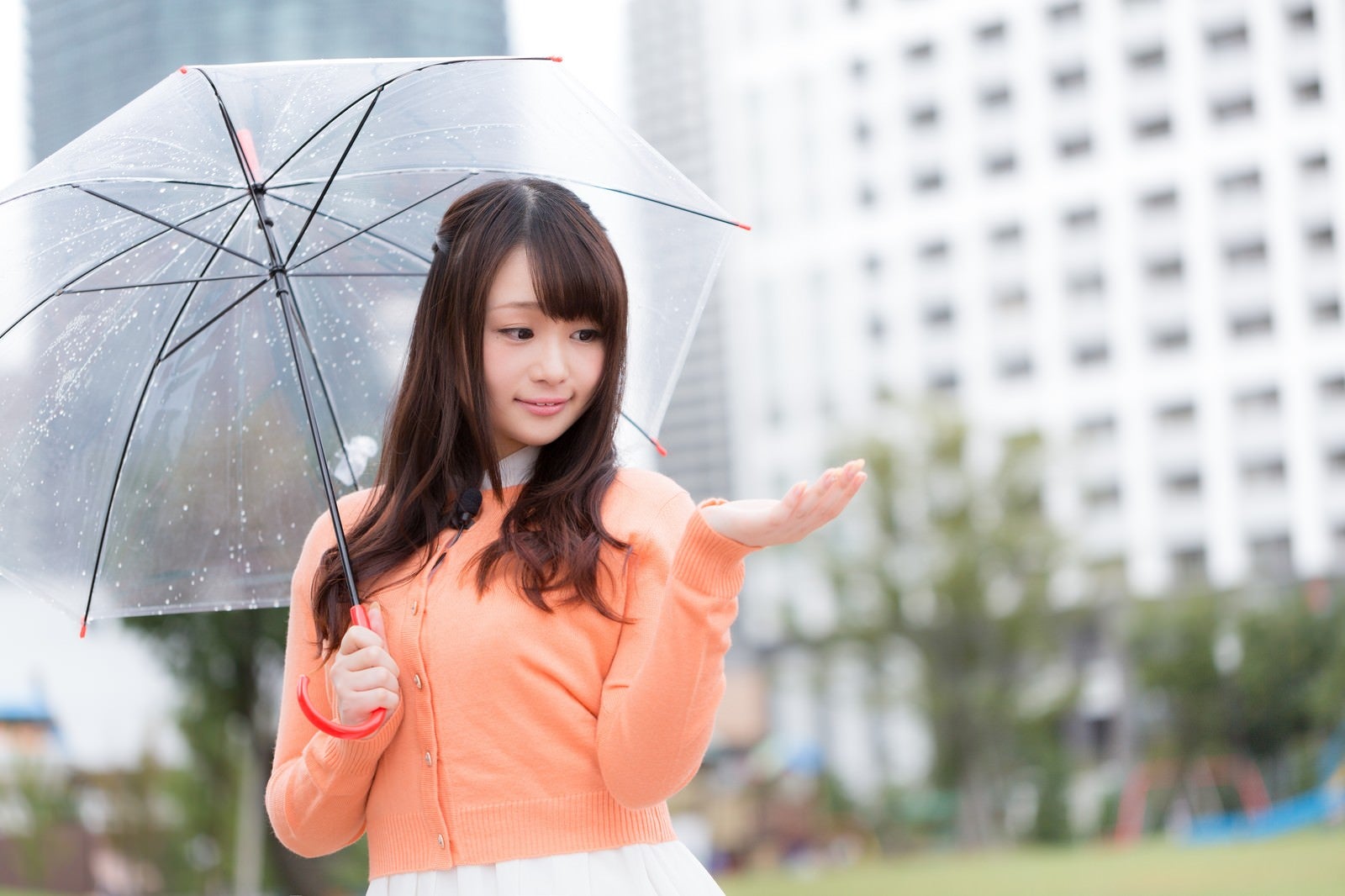 「雨を伝えるお天気お姉さん」の写真［モデル：茜さや］
