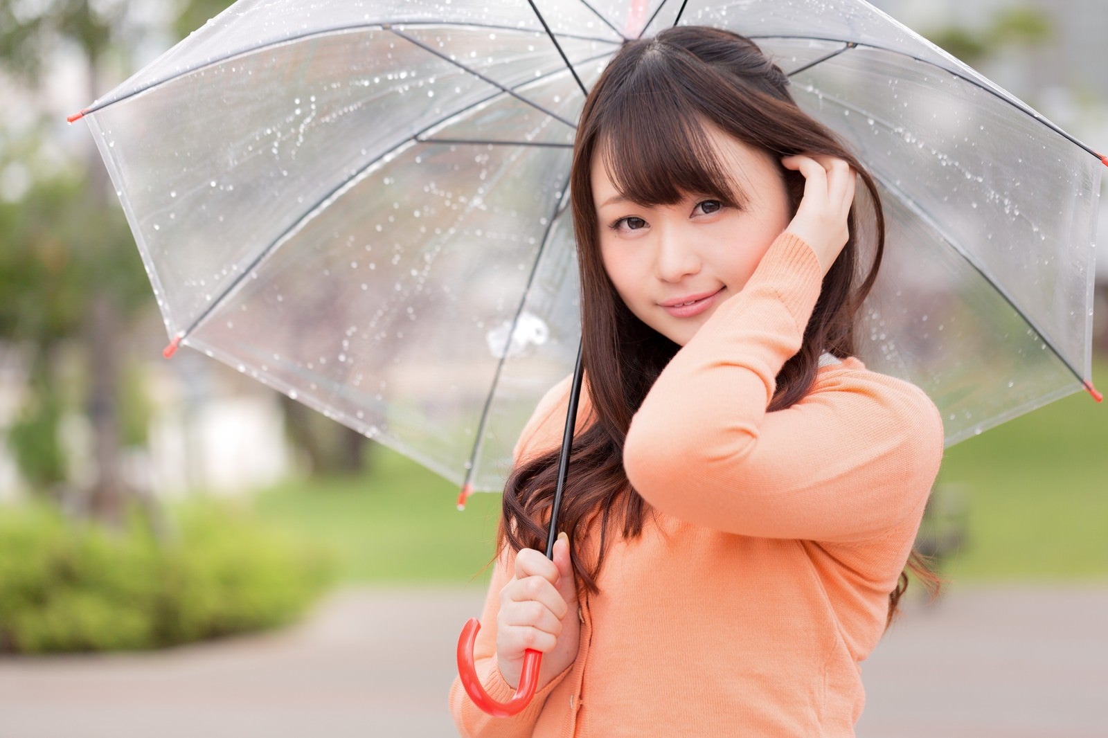 「雨にも負けない、ジメジメ湿気でもキレイな髪をキープする女性」の写真［モデル：茜さや］