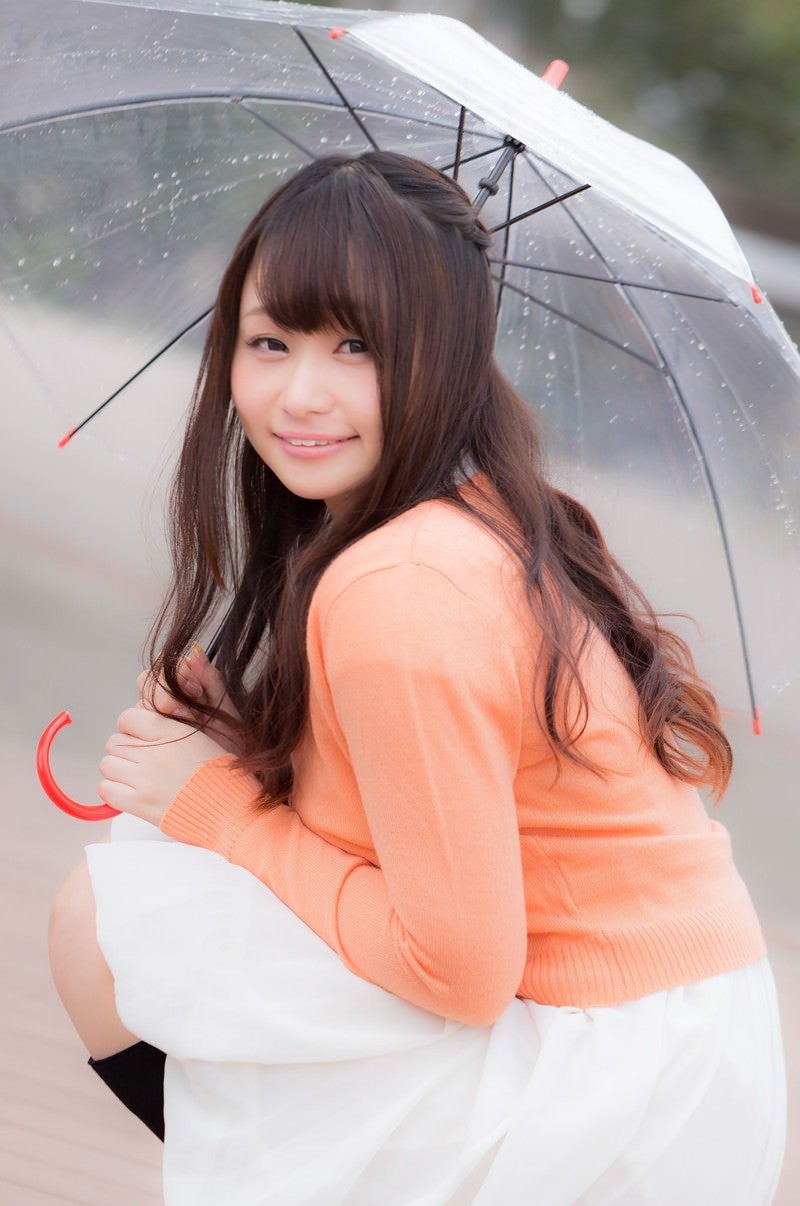 「傘をさす笑顔の美女画像」の写真［モデル：茜さや］