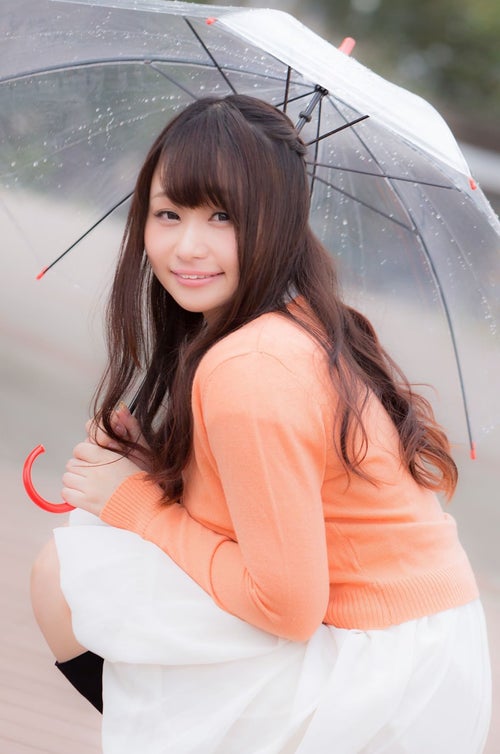 傘をさす笑顔の美女画像の写真