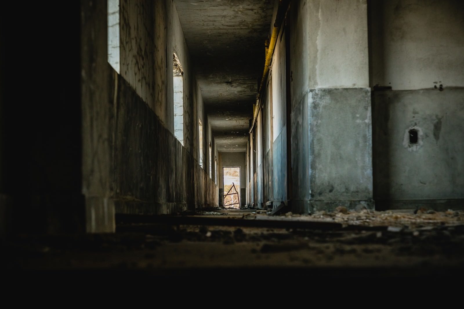 「廃宿舎の通路」の写真