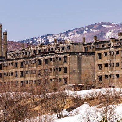 建ち並ぶ廃宿舎群（松尾鉱山）の写真