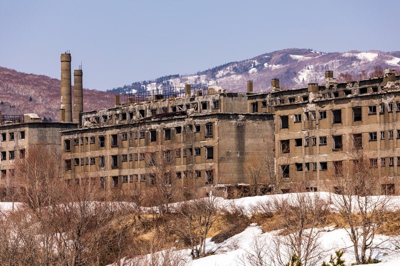 建ち並ぶ廃宿舎群（松尾鉱山）の写真