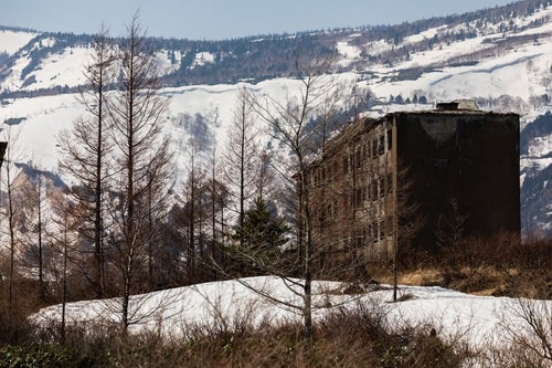 残雪の中の松尾鉱山宿舎跡の写真