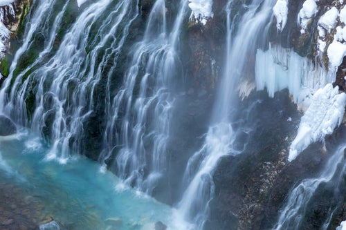 冬のしらひげの滝の写真
