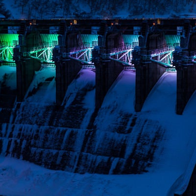 ライトアップされた冬の堰堤（ダム）の写真