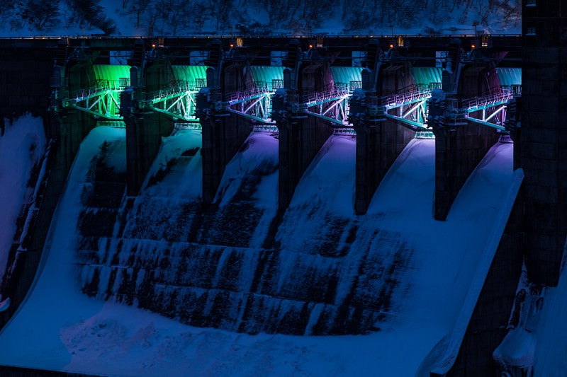 ライトアップされた冬の堰堤（ダム）の写真