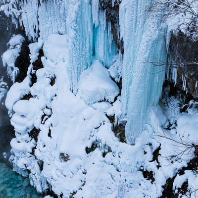厳冬期の凍った白ひげの滝の写真