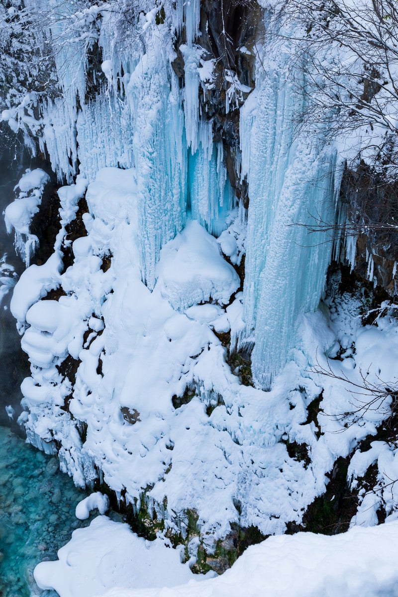 「厳冬期の凍った白ひげの滝」の写真