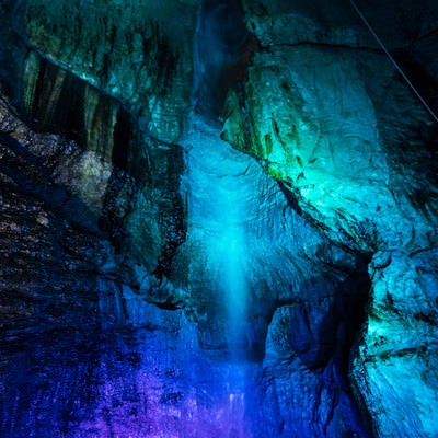ライトアップされた滝観洞の滝の写真