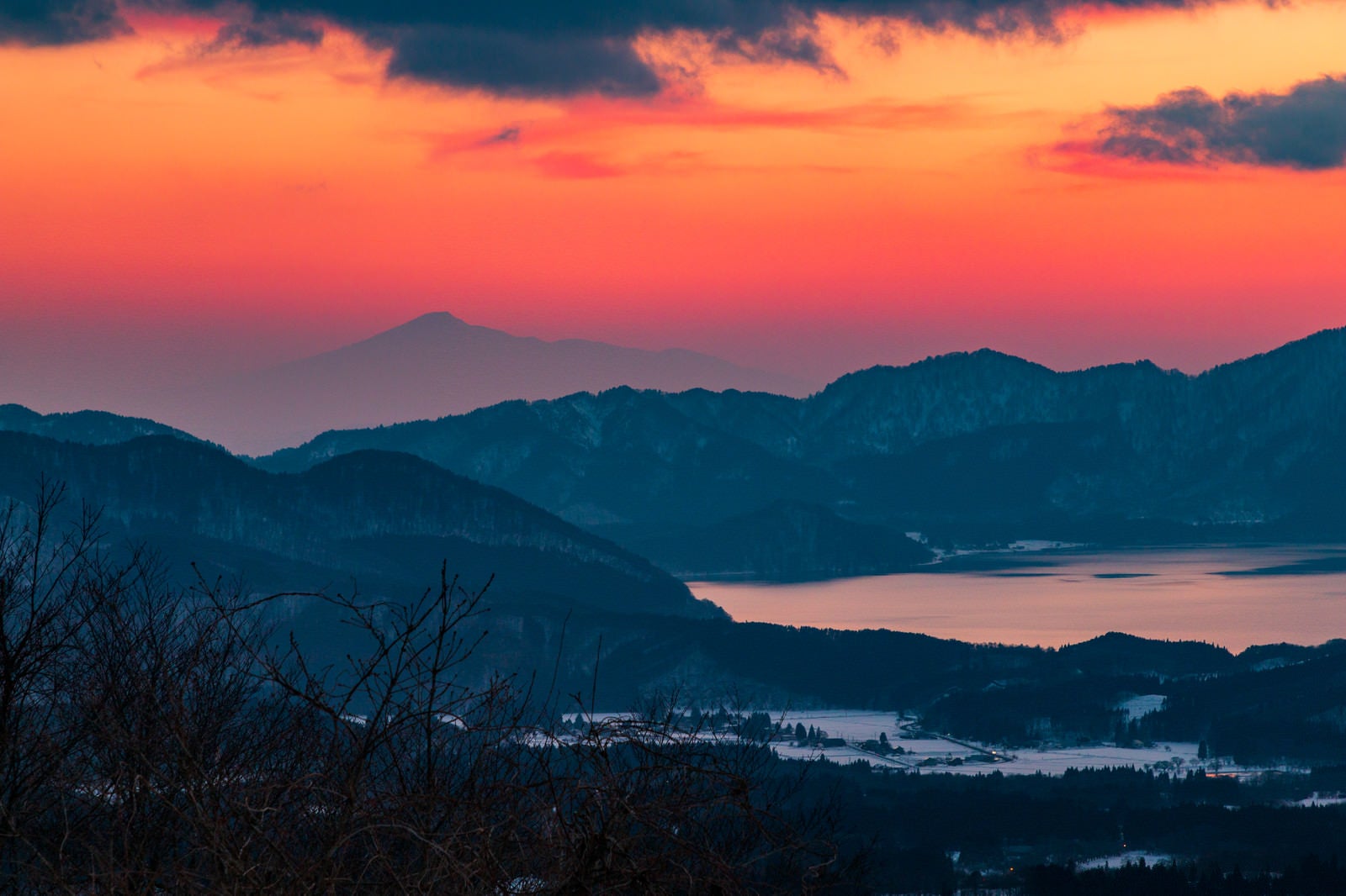 「田沢湖と鳥海山の夕焼け」の写真