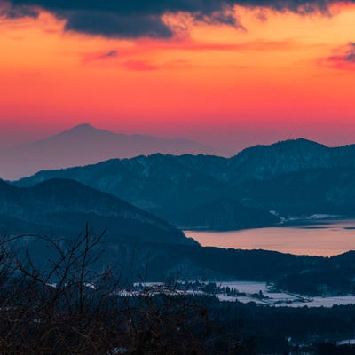 田沢湖と鳥海山の夕焼けの写真
