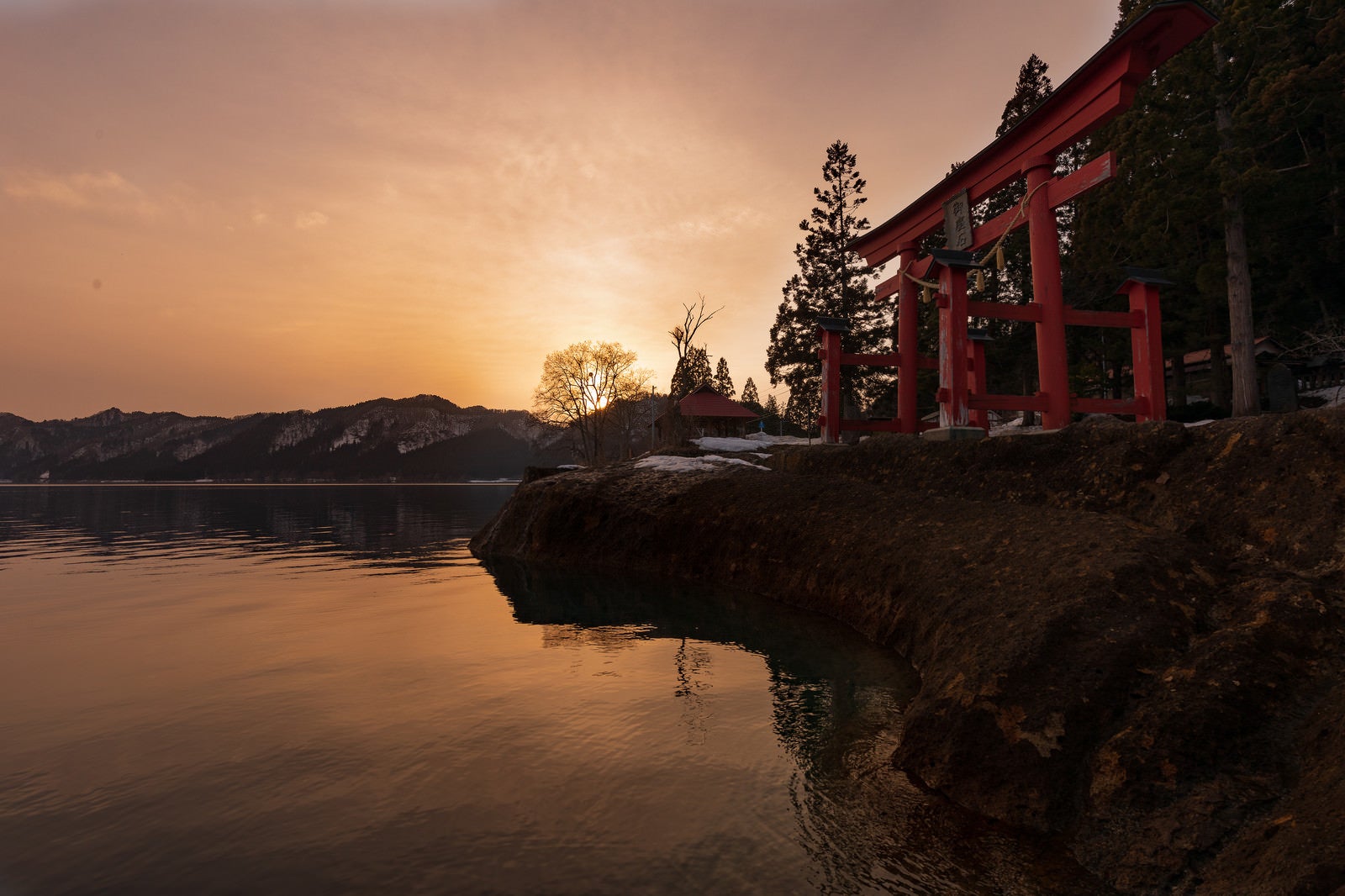 「静寂に包まれる御座石神社の夕景（田沢湖）」の写真