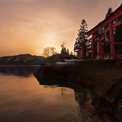 静寂に包まれる御座石神社の夕景（田沢湖）の写真