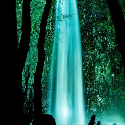 ライトアップされた玉簾の滝（山形県）の写真