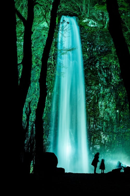 ライトアップされた玉簾の滝（山形県）の写真