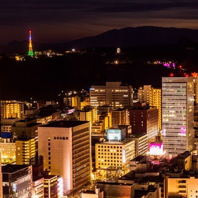 仙台の夜の街並みの写真
