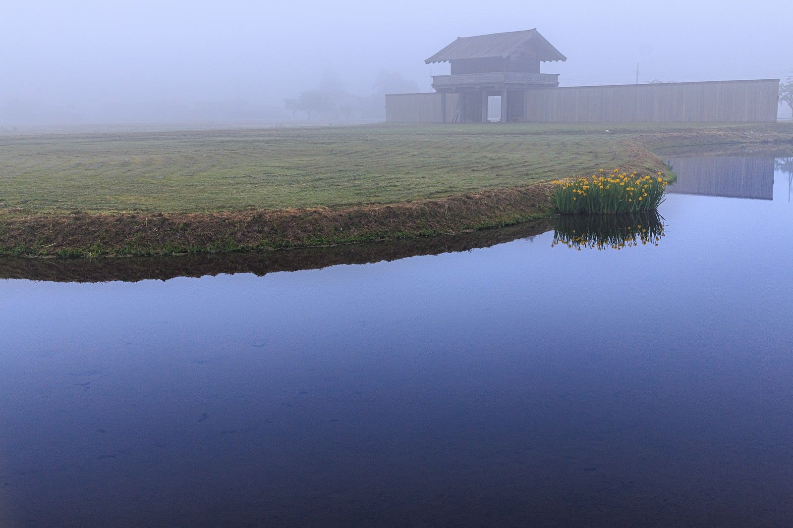 「朝霧に包まれる払田の柵（秋田県）」の写真