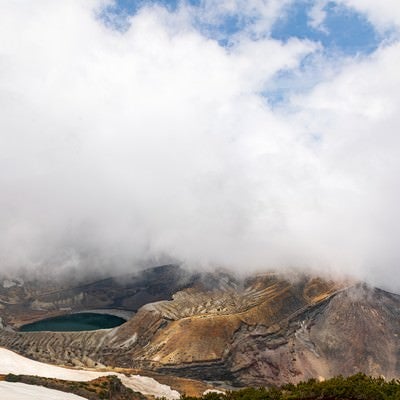 雲湧き立つカルデラ湖の写真