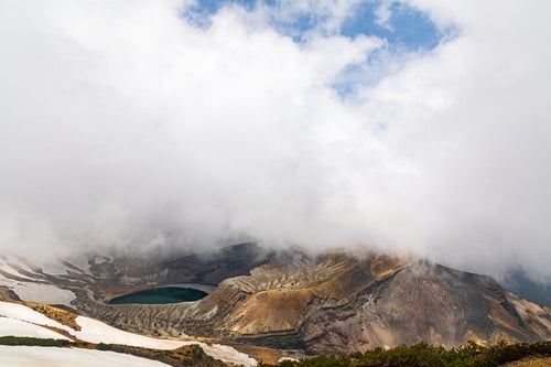 雲湧き立つカルデラ湖の写真