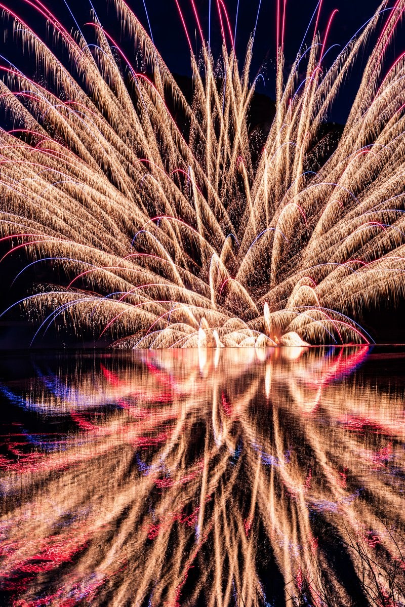 「錦秋湖湖水まつりの水上花火」の写真