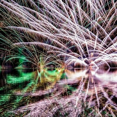 湖面にリフレクションする水上花火（錦秋湖湖水まつり）の写真