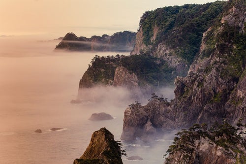 朝霧残る北山崎の夜明けの写真